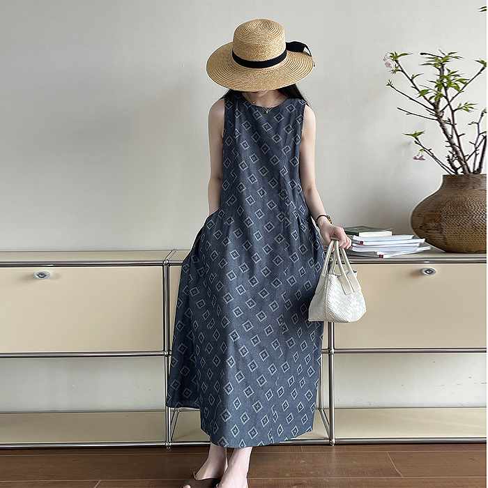 爆売れ中ノースリーブワンピース上品カジュアルに映える涼やかリゾートスタイル　プリントワンピース　ミモレ丈　ひざ下丈