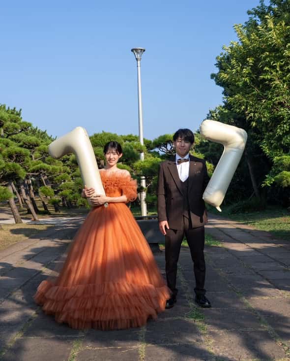実例写真！カラードレス オレンジ 取り外しオフショルダー フリル袖 華やかなトレーン 編み上げ 前撮り