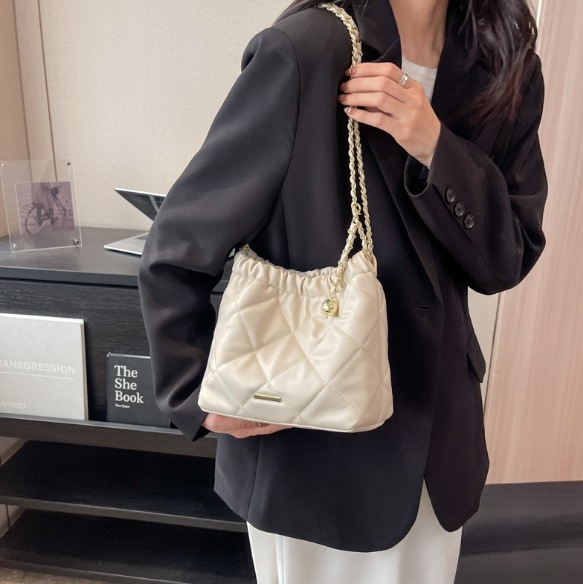 ミニショルダーバック スクエア型 肩かけバック 巾着バック チェック柄 韓国 レディース オルチャン 小さめ 内側ボタン 無地 ブラック ホワイト イエロー 大人カジュアル エレガント 通勤