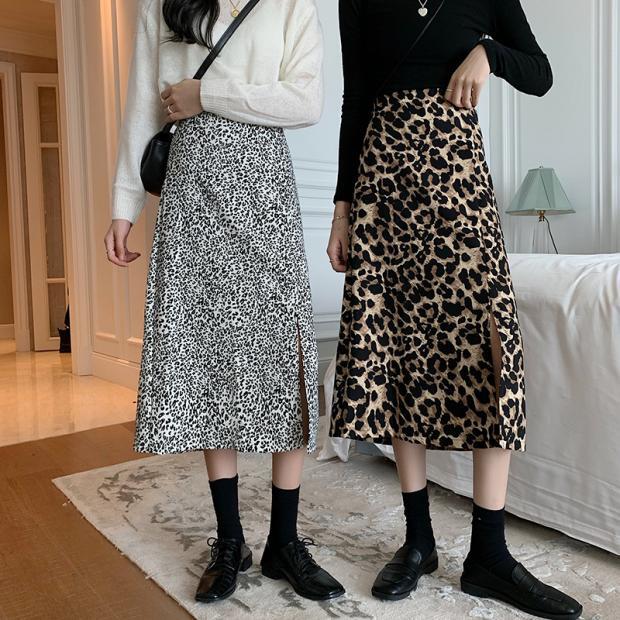 レオパード柄スカート ボトムス フレアスカート 膝丈 ひざ丈 ミモレ ミモレ丈 ロング丈 フレア ハイウエスト かわいい 大人可愛い きれいめ シンプル カジュアル 大人 上品 おしゃれ お洒落 5,702円
