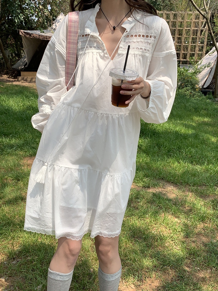 休暇スタイルの甘いストラップ V ネック中空レースウエストベビードールドレス女性 2024