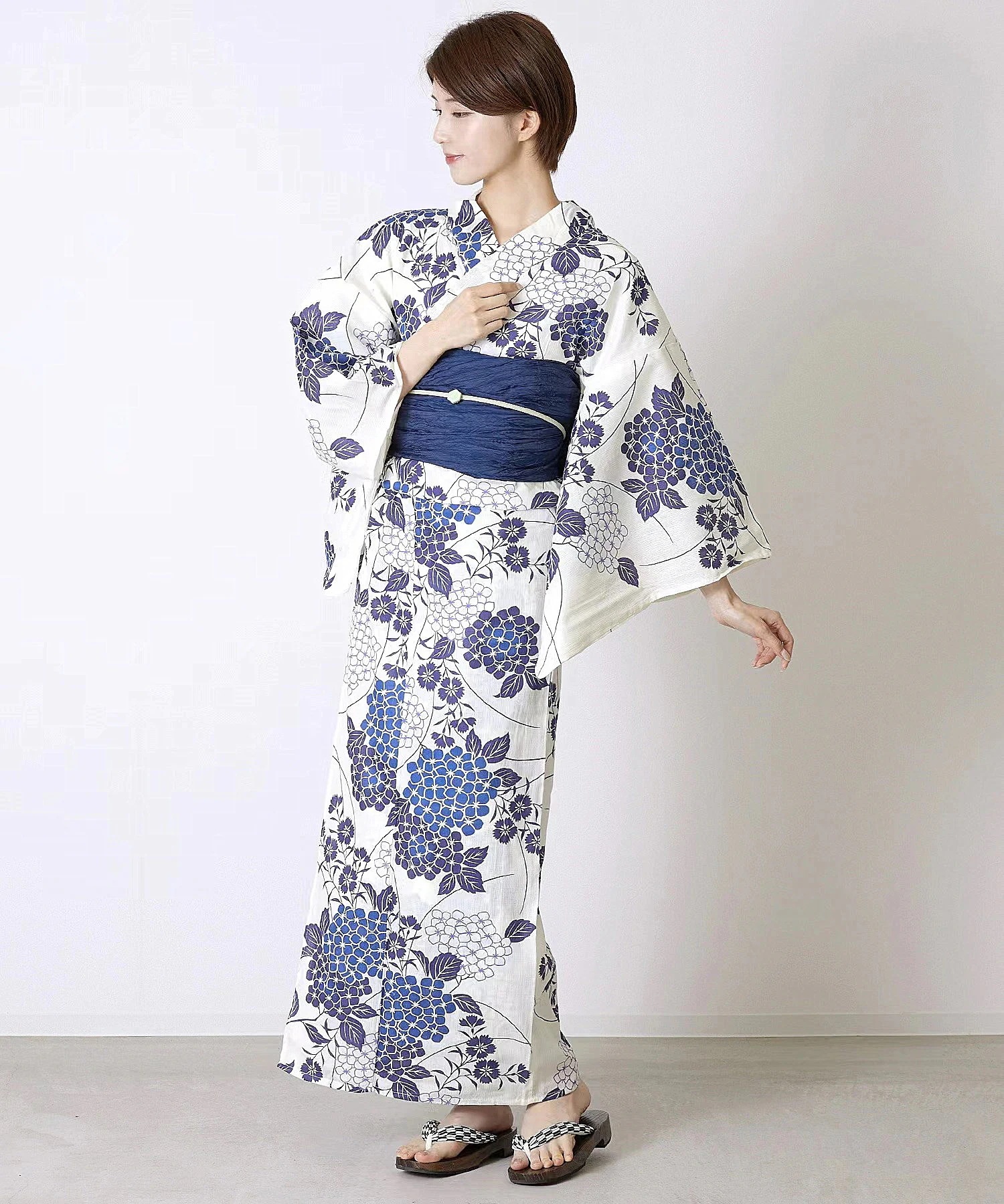 着物浴衣女性伝統正装綿麻スタイルレトロな観光服を撮影