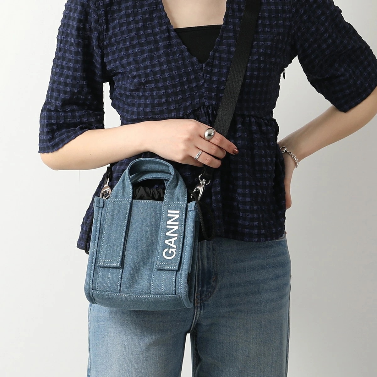 GANNI ガニー ショルダーバッグ Recycled Tech Mini Tote Denim A5459 5488 レディース デニム ミニバッグ クロスボディバッグ ロゴ 鞄 630/Denim