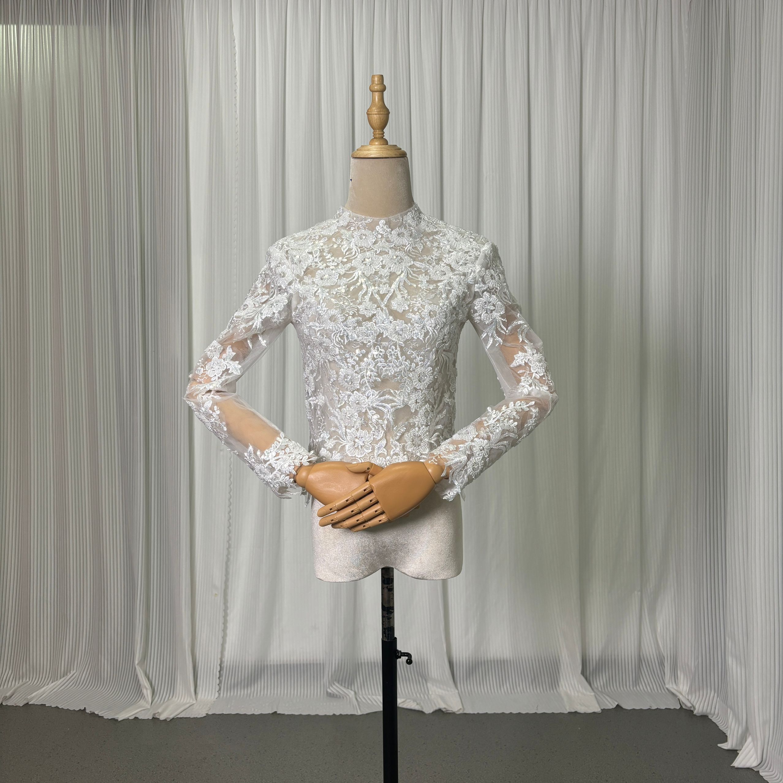 ボレロ ロングスリーブ くるみボタン キラキラ光る刺繍 オフホワイト 結婚式