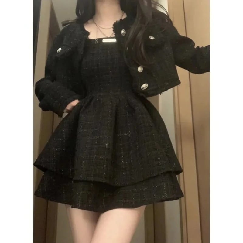 春と秋にぴったりなフランスのシャネル風のエレガントなツーピーススーツ短いタッセルジャケットフィットしたウエストホルタートップふくらんだスカート