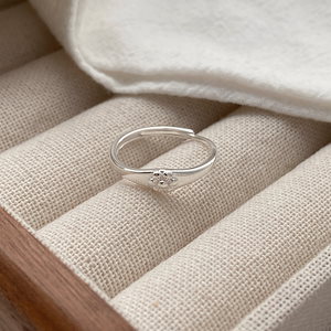 【1点ご購入 で10点プレゼントいたします】足銀の光の面の花の指輪女性シンプルで甘いプッシュプル開口部の指輪の気質の手のアクセサリー