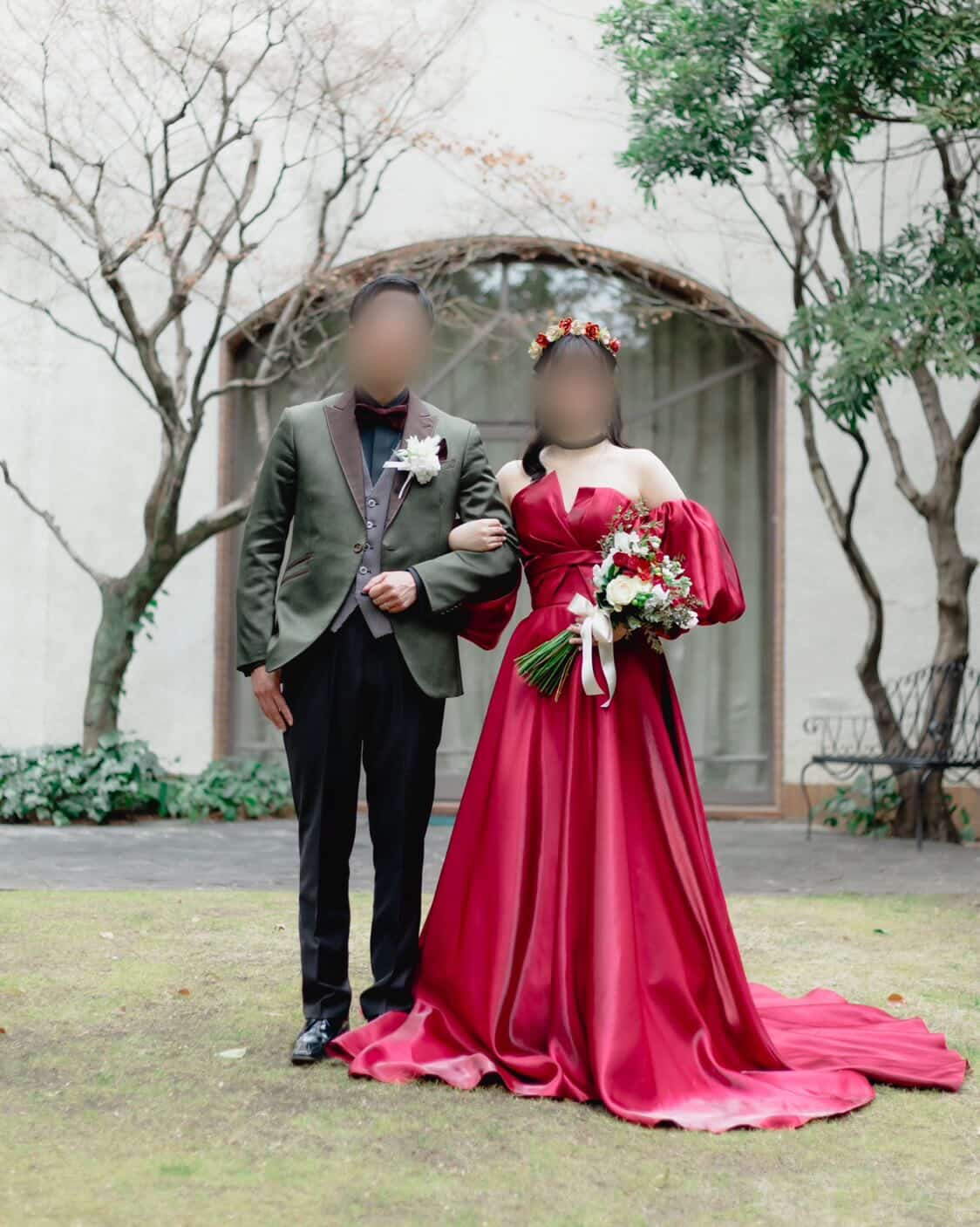 実例写真！ カラードレス 赤いドレス 取り外し可能な付け袖 華やかなトレーン 光沢感 目立つ 花嫁 前撮り