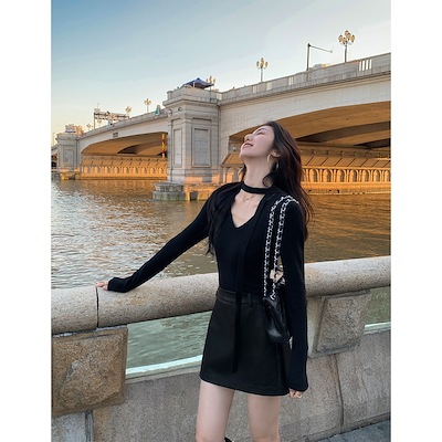 ムルバンの黒いvネックのニットの上着の女性のデザイン感が漂っています 4,955円