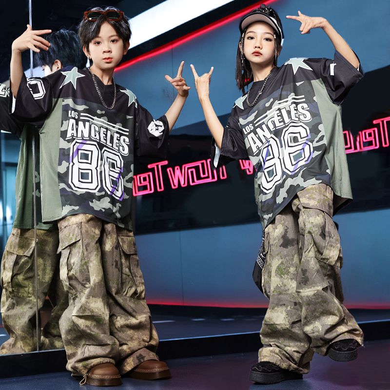 街のダンスの子供のファッション服の男の子のクールでかっこいいです