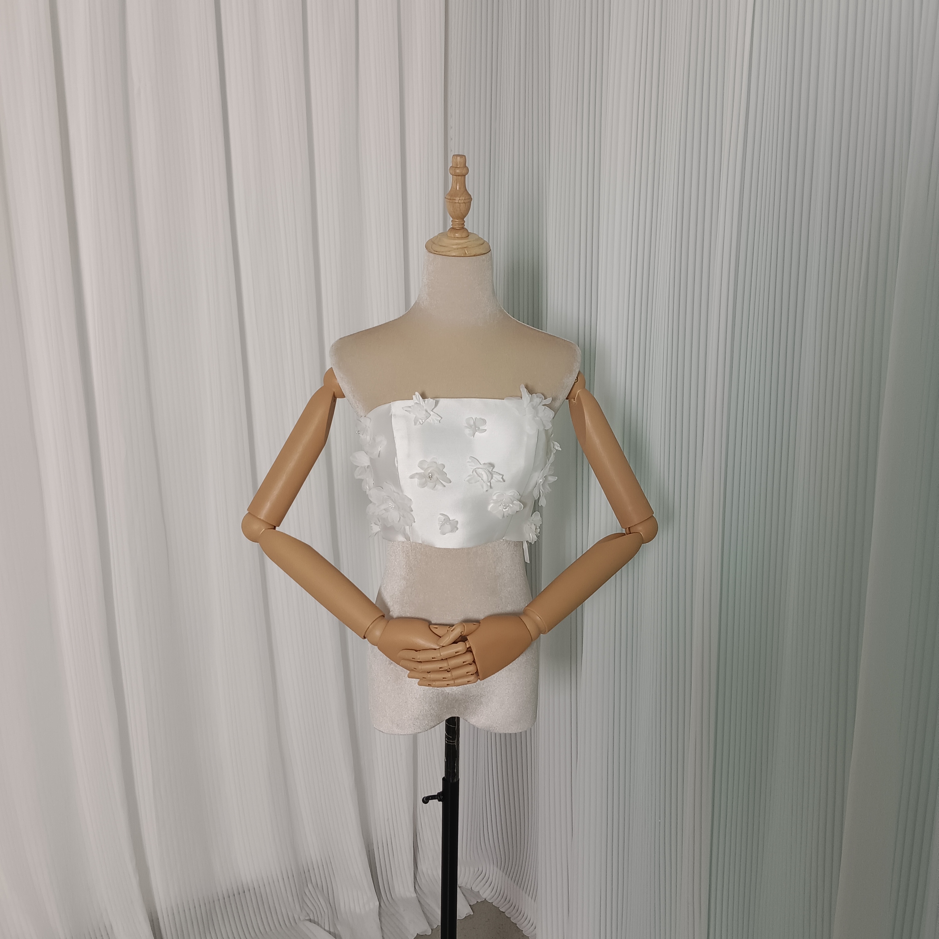 ホワイト 花モチーフ 結婚式 光沢サテン ベアトップ トップス スレンダーライン