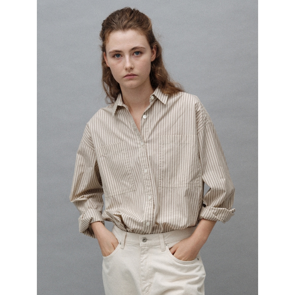 何も書かれていないトロオーバーサイズストライプシャツ (ベージュ)