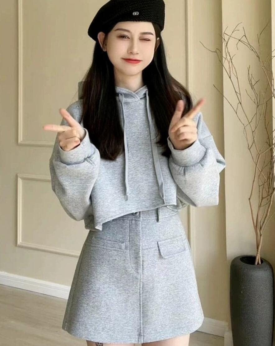 【急速出荷!】クロップド スウェット パーカー ハイウエスト ミニスカート セットアップ トップス ショート丈 長袖 プルオーバー ボトムス Aライン 台形 ミニ丈 脚長 スタイルアップ 韓国ガーリー 4,936円