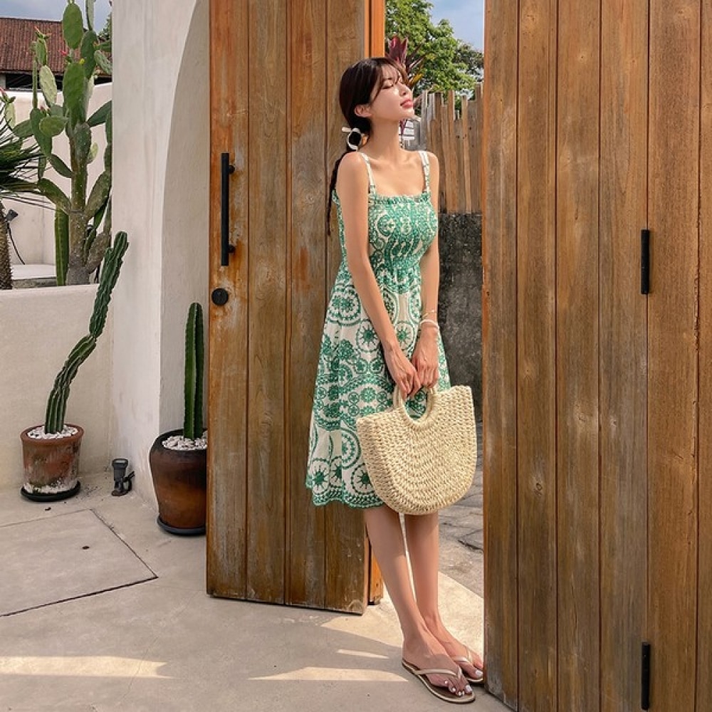 (Vivarup) グリーンアップルミニビーチドレス OP19925F パンチングフラワー刺繍スモークバンディングナシドレスサマーリゾートバケーションルック