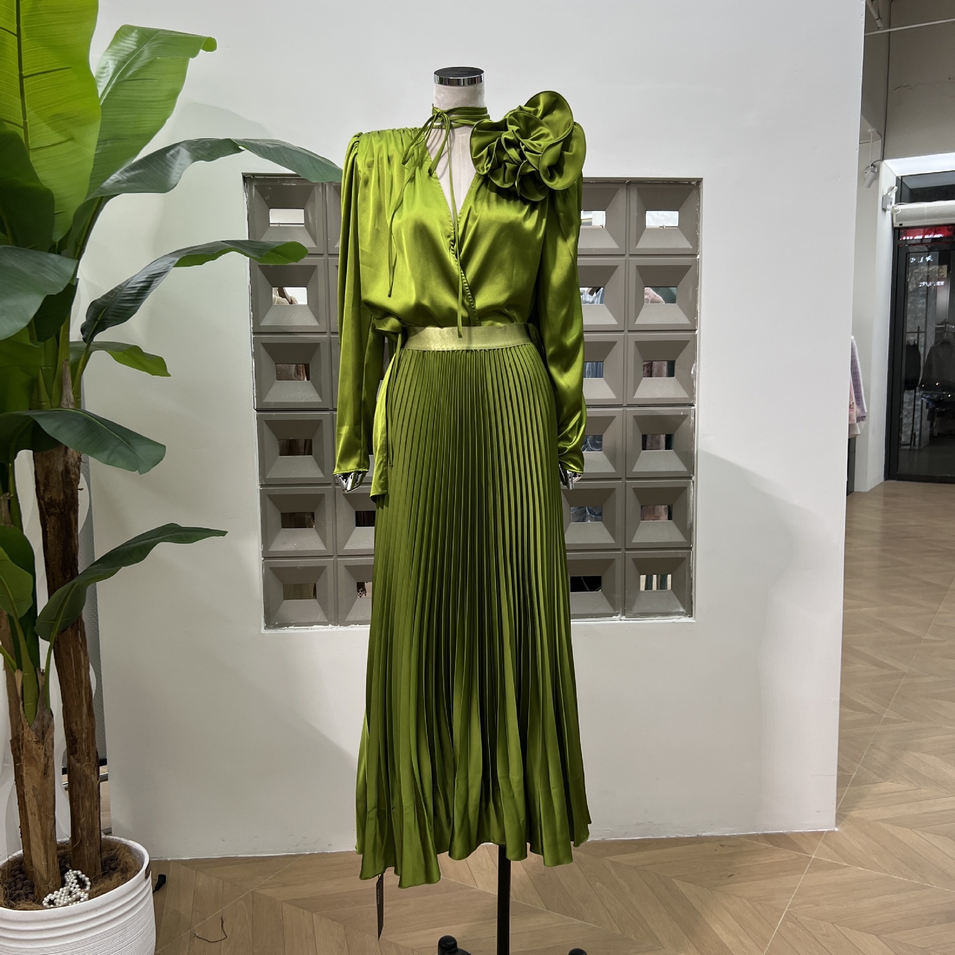 シルクのサテンの肩は誇張しています