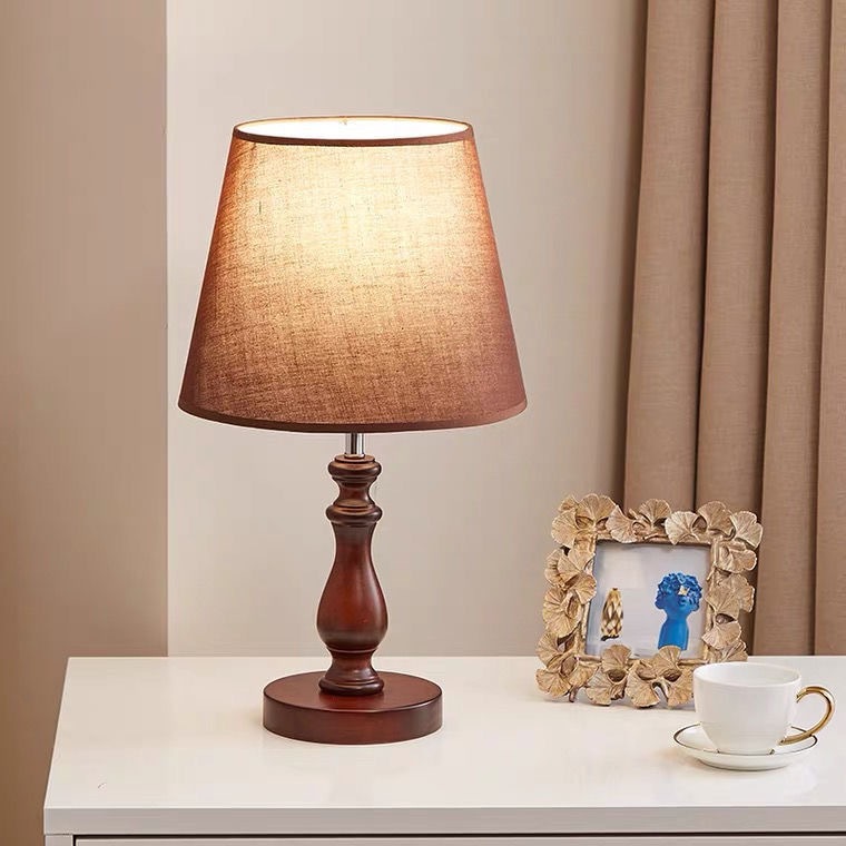 中国標準220 vモダンなシンプルなベッドルームソリッドウッドウォームウッドダイムリモートコントロールledベッドサイドライトアメリカンカントリーホテルパーソナリティライト