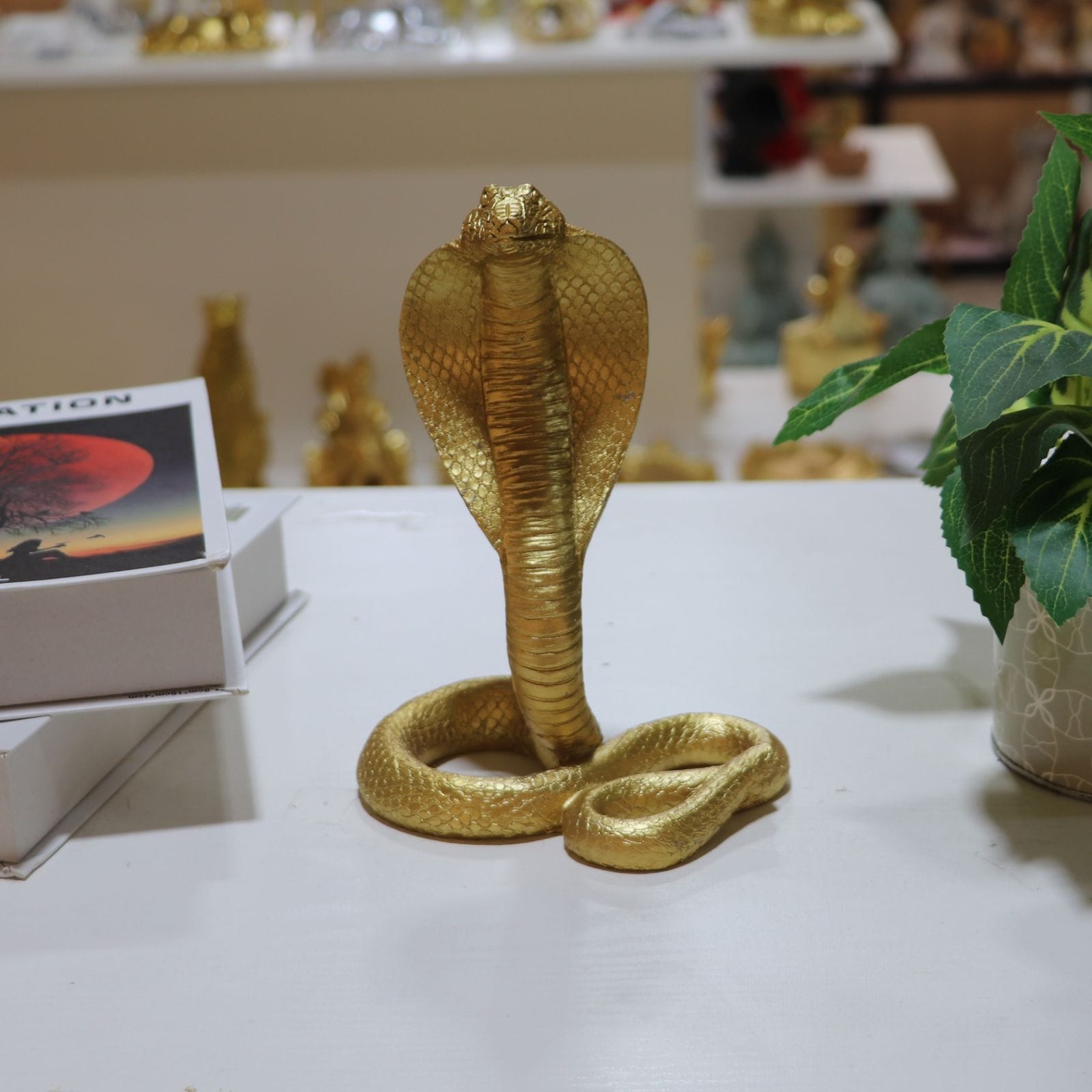置物 オブジェ 金色のコブラ 蛇 ヘビ へび スネーク 室内 屋内 インテリア 玄関 リビング ダイニング 装飾 庭 ガーデニング 装飾 ガーデン 樹脂 ユニーク ギフト インテリア用品 贈り物 雑貨