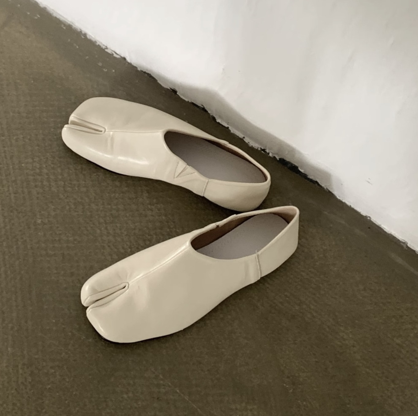 スリッポン レディースシューズ フラットシューズ ぺたんこシューズ ぺたんこパンプス ローファー 足袋 足袋パンプス 1cmヒール 歩きやすい 履きやすい PU 可愛い かわいい 大人可愛い 綺麗め