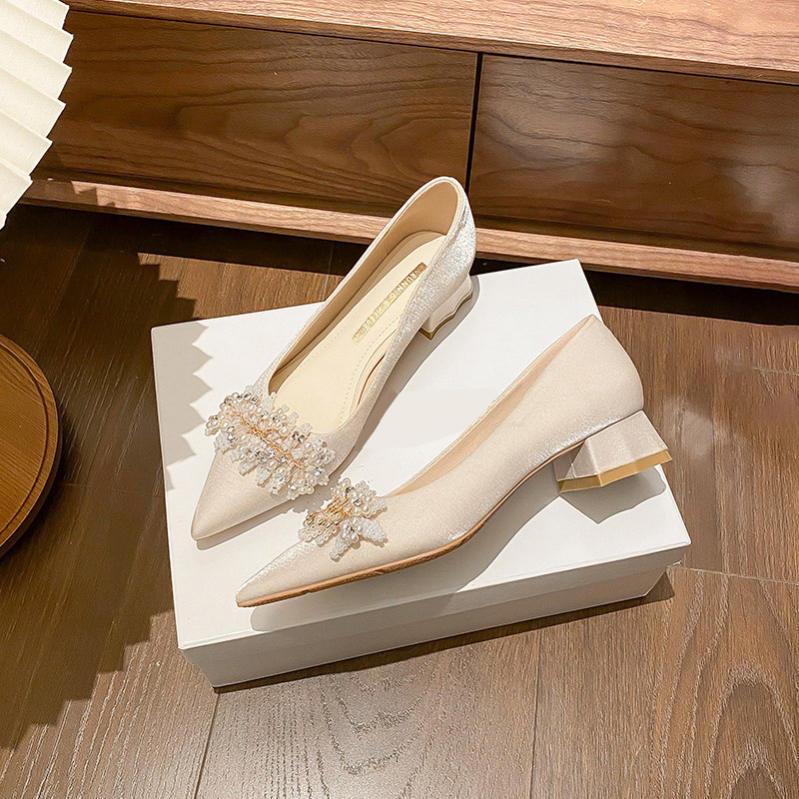 777円OFFクーポン キラキラ ビジュー パンプス ウェディングシューズ cm ハイヒール レディース ポインテッドトゥ チャンキーヒール 歩きやすい 太ヒール 結婚式パンプス 小さいサイズ 走れる 7,964円