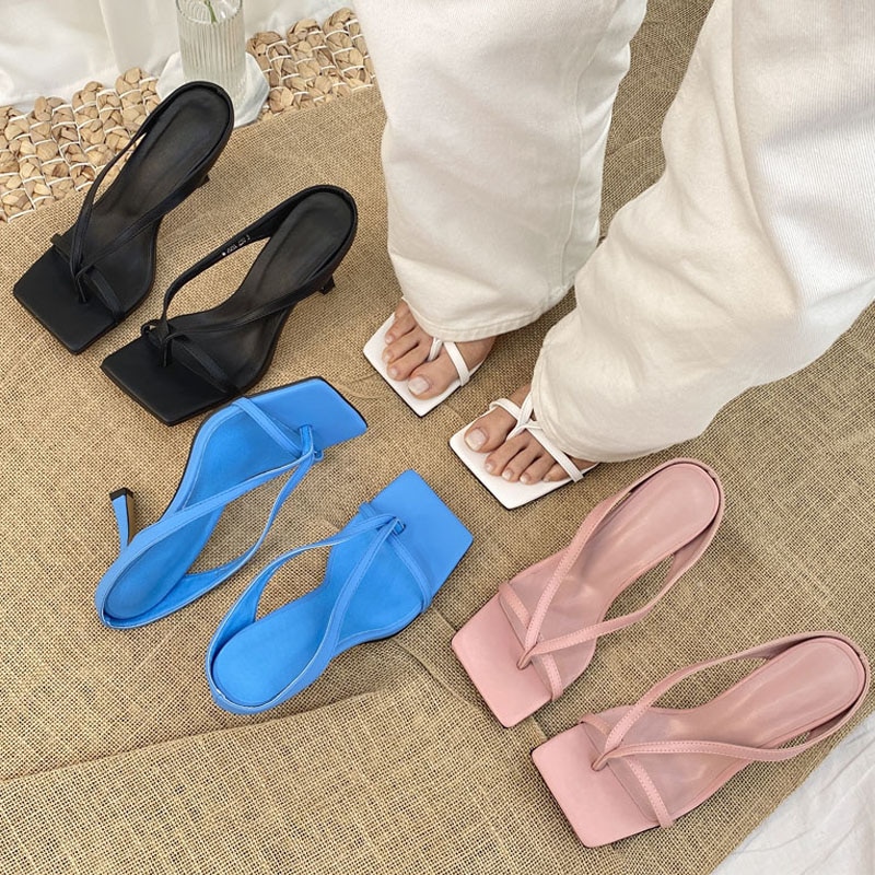 女性らしい シンプルな スクエアオープントゥ 細ストラップ 8.5cmヒール トングミュール 4color