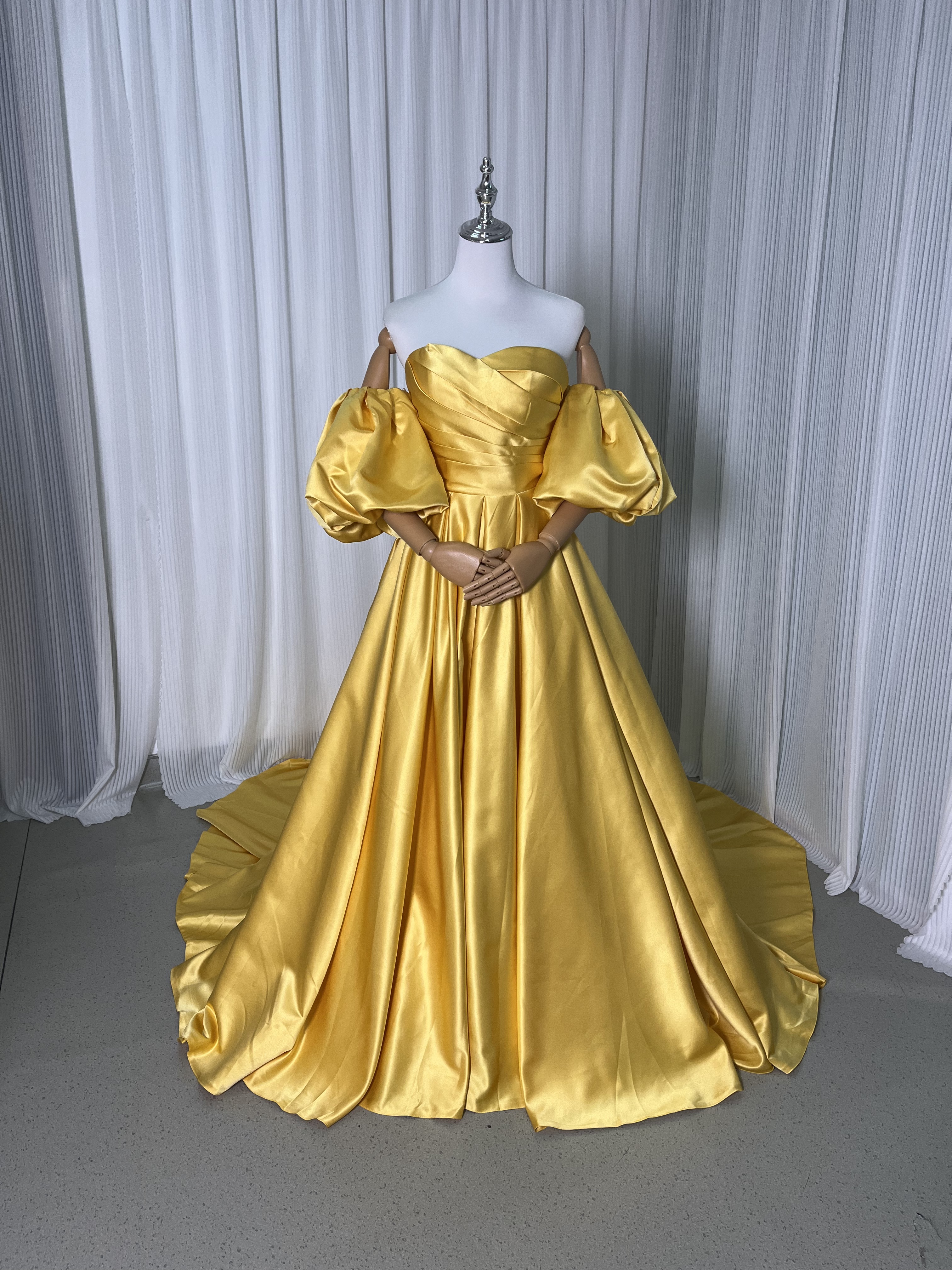 カラードレス イエロー ベアトップ 取り外し袖 光沢サテン 編み上げ ブライダル 派手な Aライン 披露宴