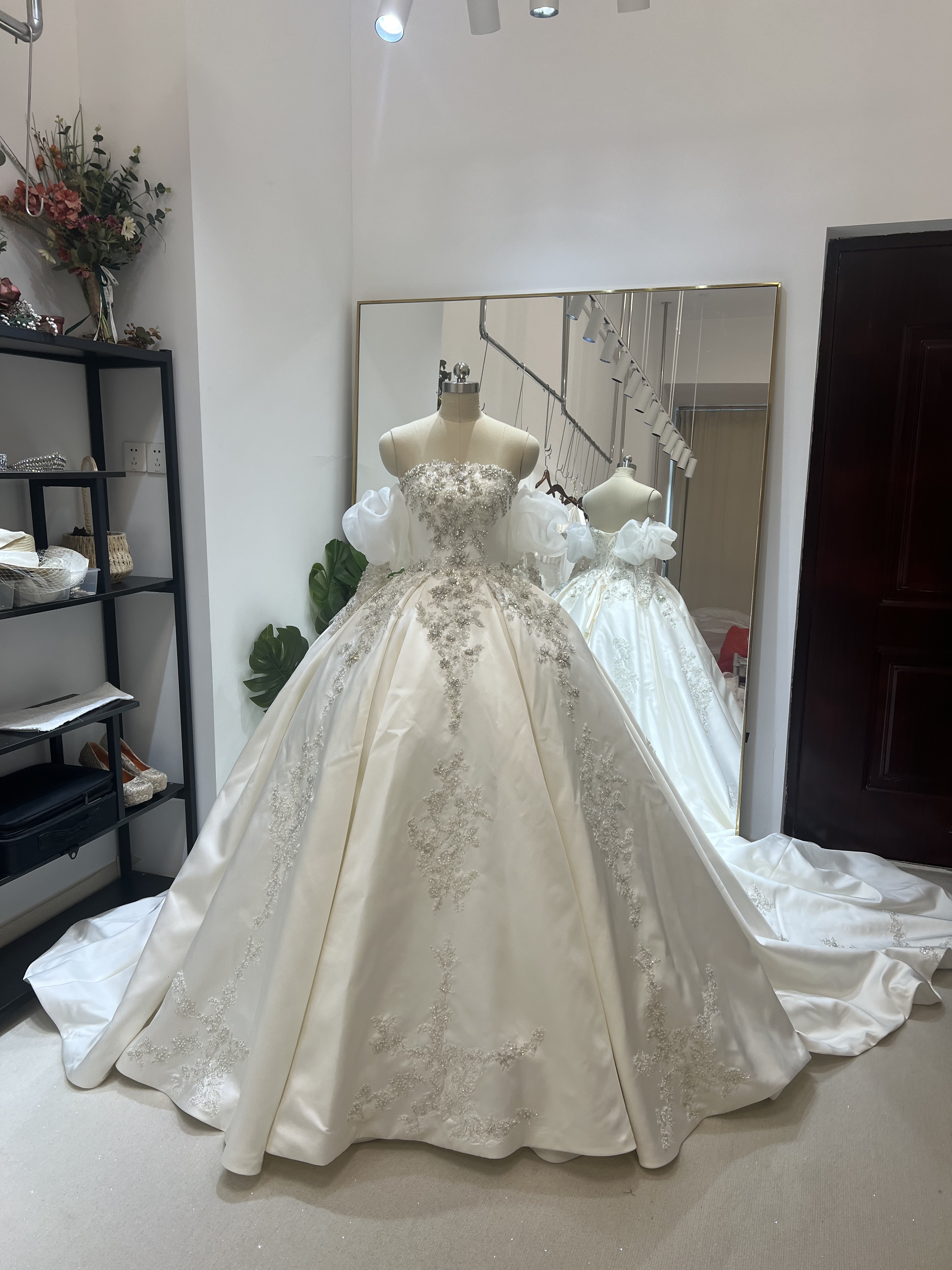 豪華！ウェディングドレス ベアトップ 姫袖 ビジュー プリンセスライン ロングトレーン 結婚式