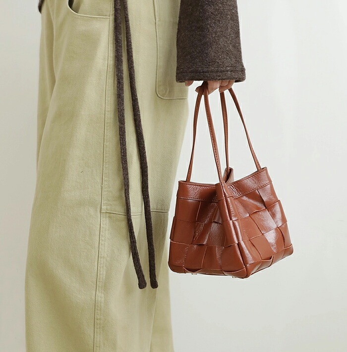 本革ショルダーバッグ レディース 斜めがけ ハンドバッグ 編み込み 軽い 小さめ トートバッグ 軽量 上品 大人 通勤バッグ オフェスカジュアル 旅行 可愛い お出かけ ビジネス 仕事 シンプル