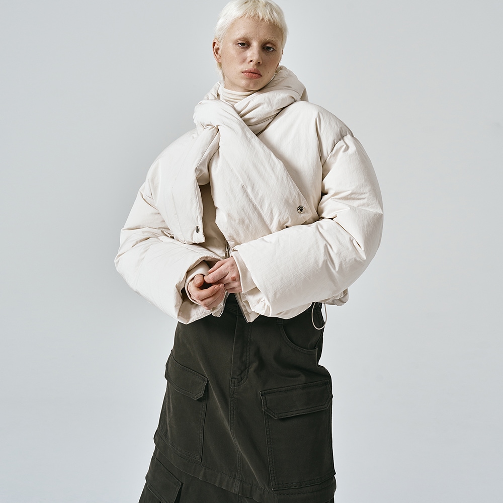 【NOIER】 HOODED MUFFLER CROPPED PUFFER JACKET : OFFWHITE