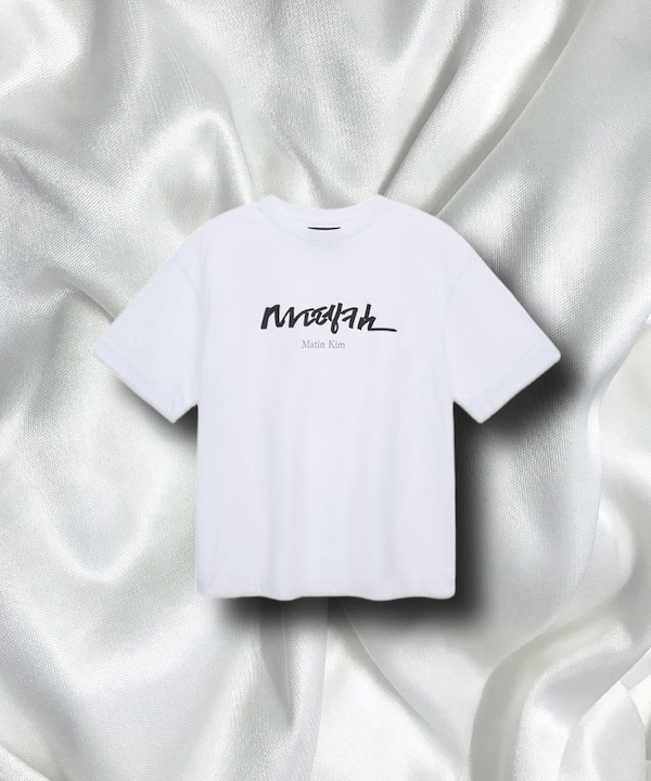 Matin Kim HANGEUL LOGO BIG Tシャツ Matin Kim] HANGEUL BIG LOGO POINT TOP IN BLACK 正規品 韓国