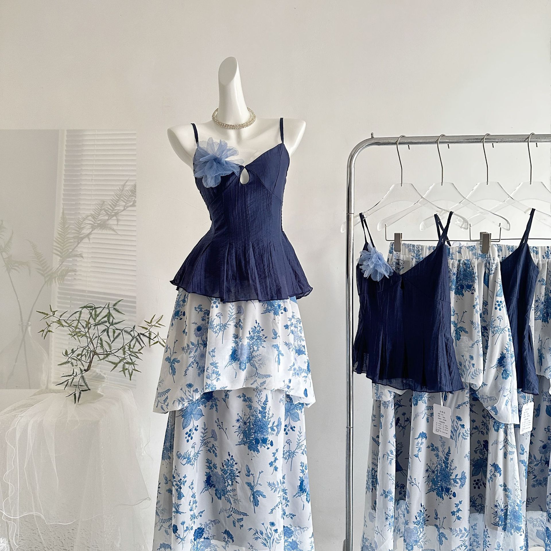 【青花雨】リゾート レトロ 立体花 キャミソールトップス 花柄 不規則 花苞 半袖スカート 2点セット