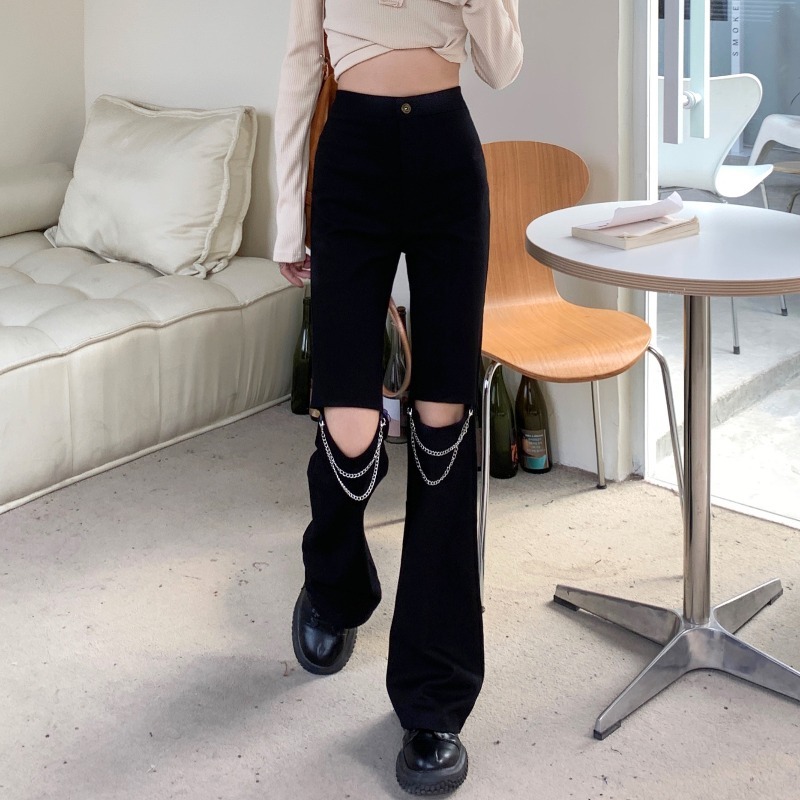 チェーン付デニムフレアパンツ ボトムス パンツ デニムパンツ ロング ロング丈 フレア ハイウエスト デニム かわいい 大人可愛い きれいめ シンプル カジュアル 大人 上品 おしゃれ お洒落