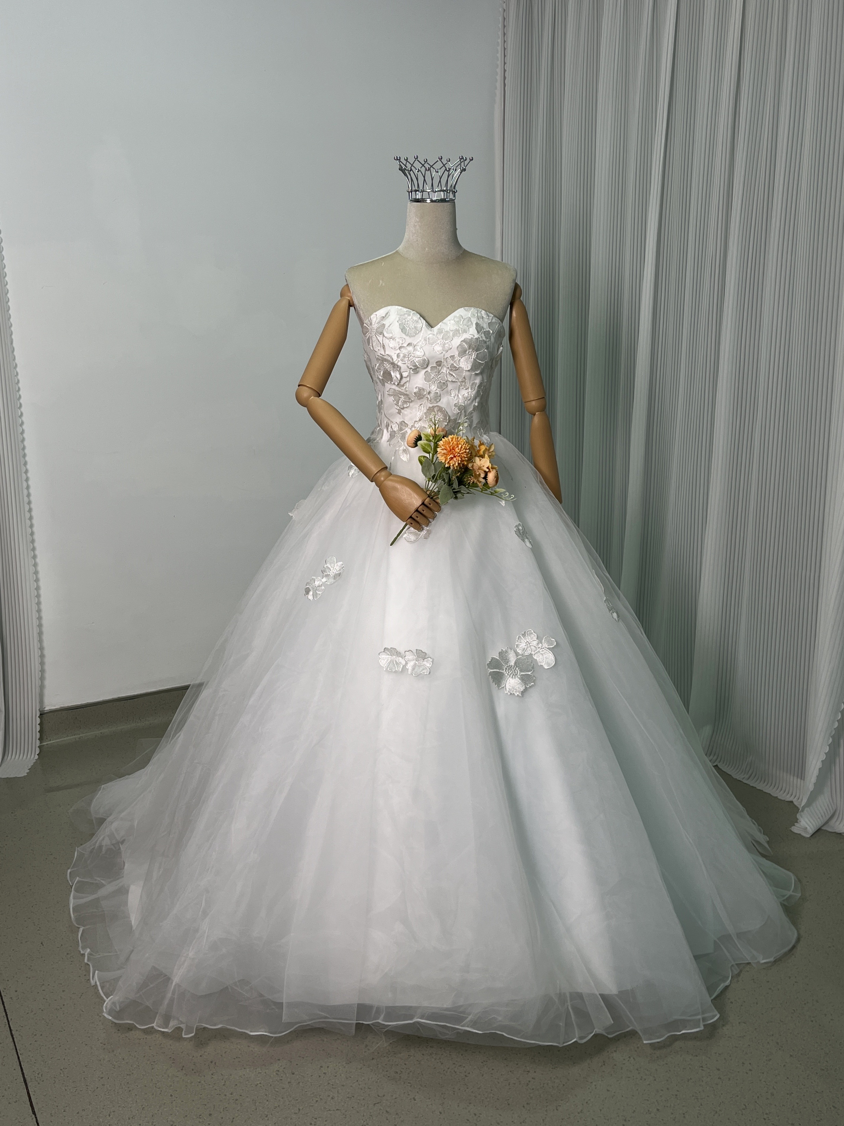 上品！ウエディングドレス ベアトップ 3D立体レース刺繍 フレアスカート 結婚式/披露宴 編み上げ