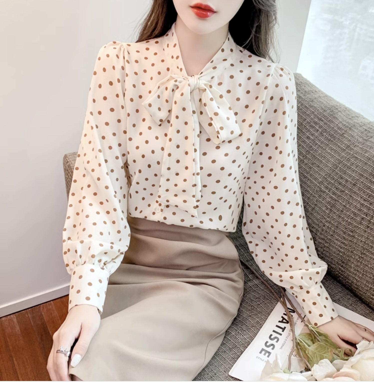 ブラウス ドット柄 リボン ボウタイ トップス シフォン パフスリーブ 長袖 スリム フィット かわいい 大人可愛い きれいめ シンプル カジュアル 上品 おしゃれ レトロ こなれ感 ラブリー