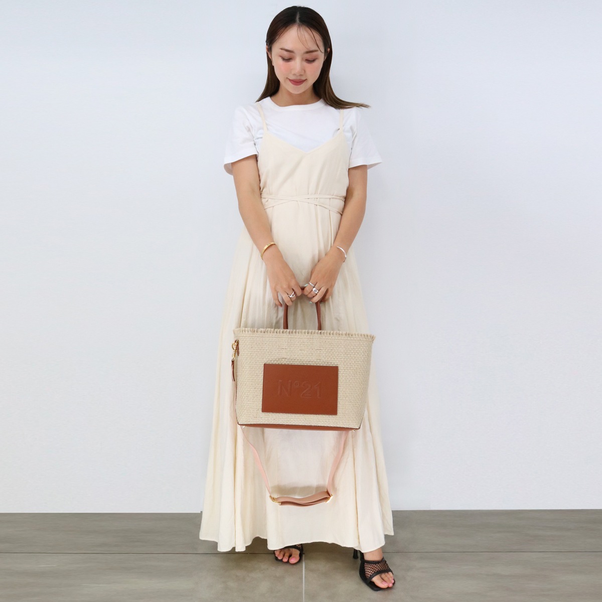 23EBP0936IU01 M001 NATURAL ロゴかごバッグ Horizontal Shopper 2WAY ハンドバッグ ショルダーバッグ クロスボディ A 34,800円