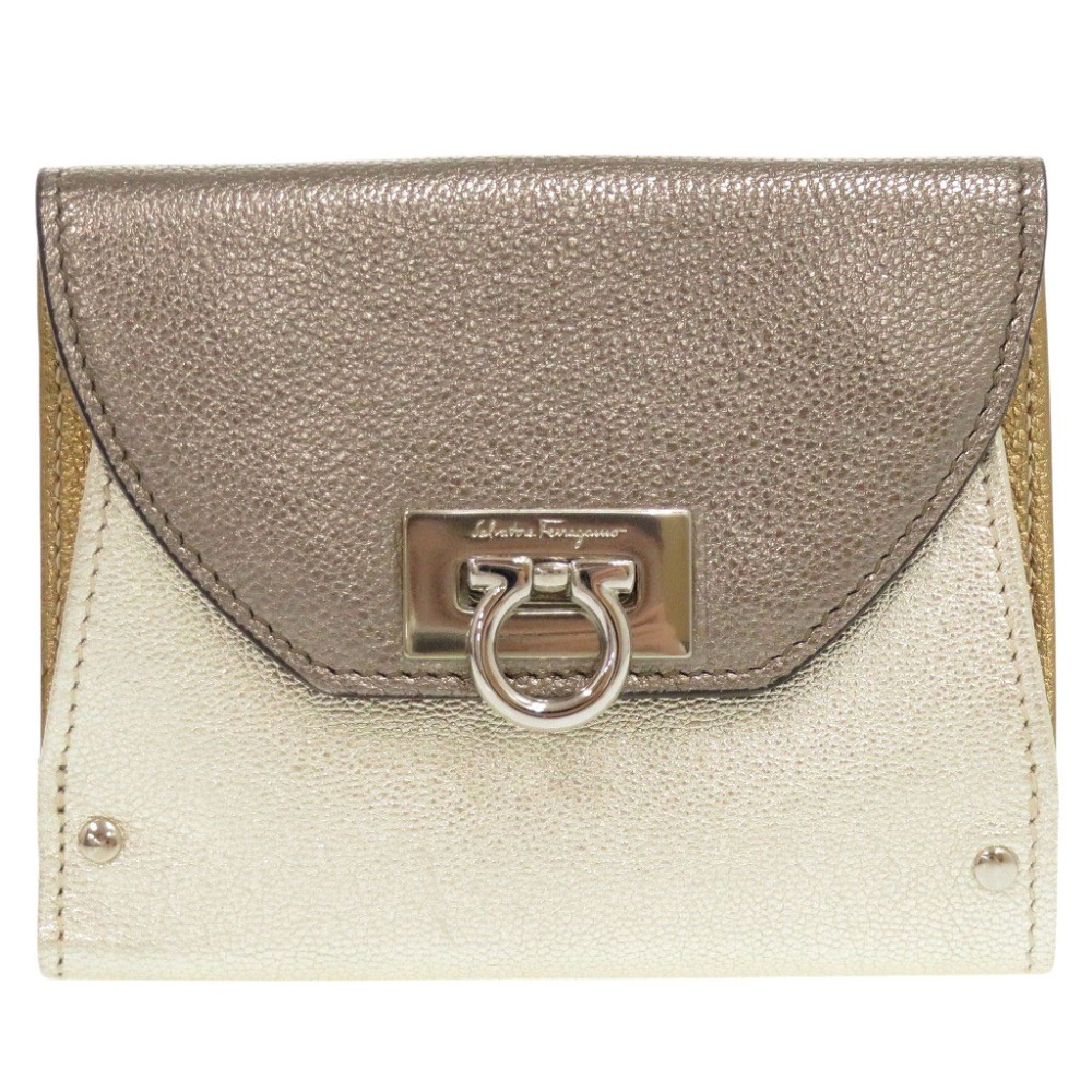 新品同様 サルヴァトーレフェラガモ Wホック財布 ガンチーニ金具 JP-22-6164 二つ折り財布 レザー シルバー 1332【中古】Salvatore Ferragamo レディース