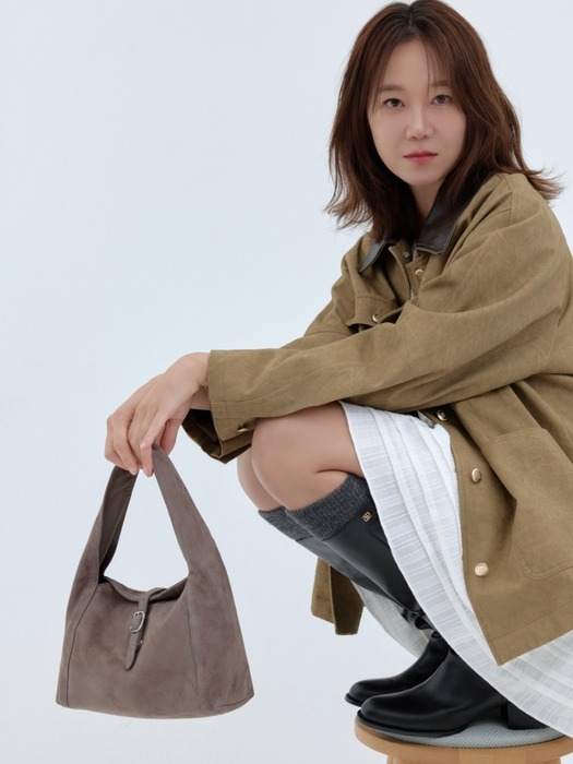[コン·ヒョジン着用モデル] suede buckle bag (mini) - taupe 限定版 韓国の人気ブランド