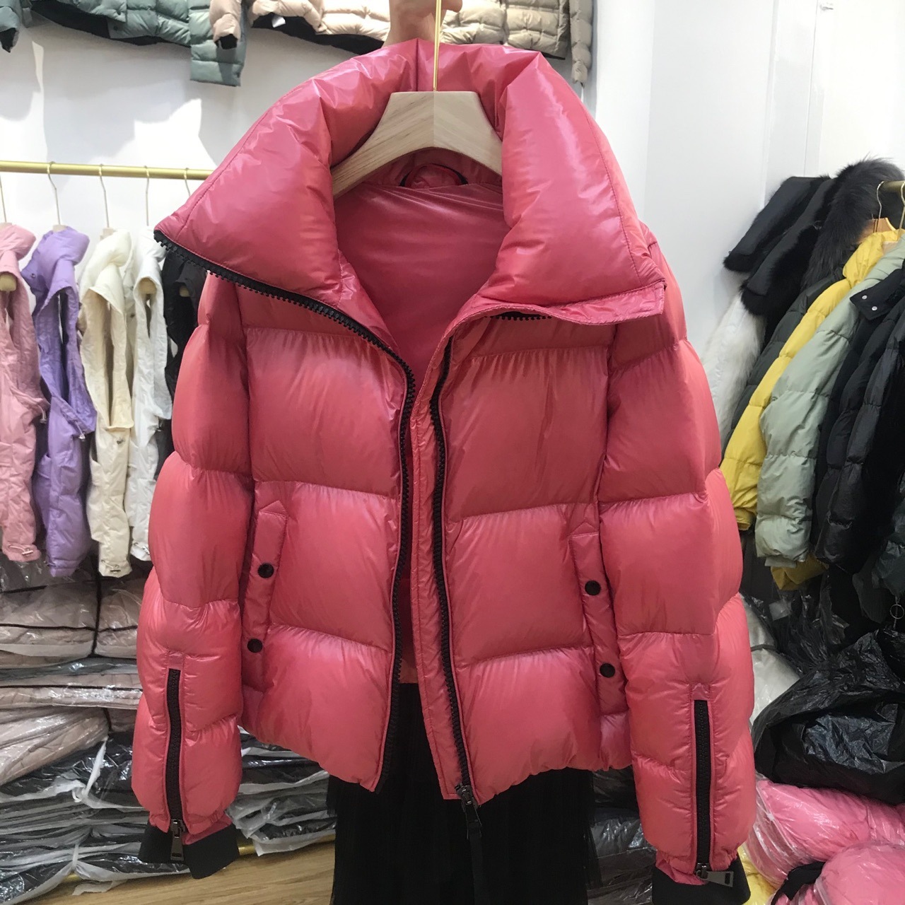 オフシーズンの光沢のある女性用ダウンジャケットショート丈で厚手暖かくファッショナブル超柔らかくふわふわのホワイトダックダウンで作られており売れ筋トレンドです