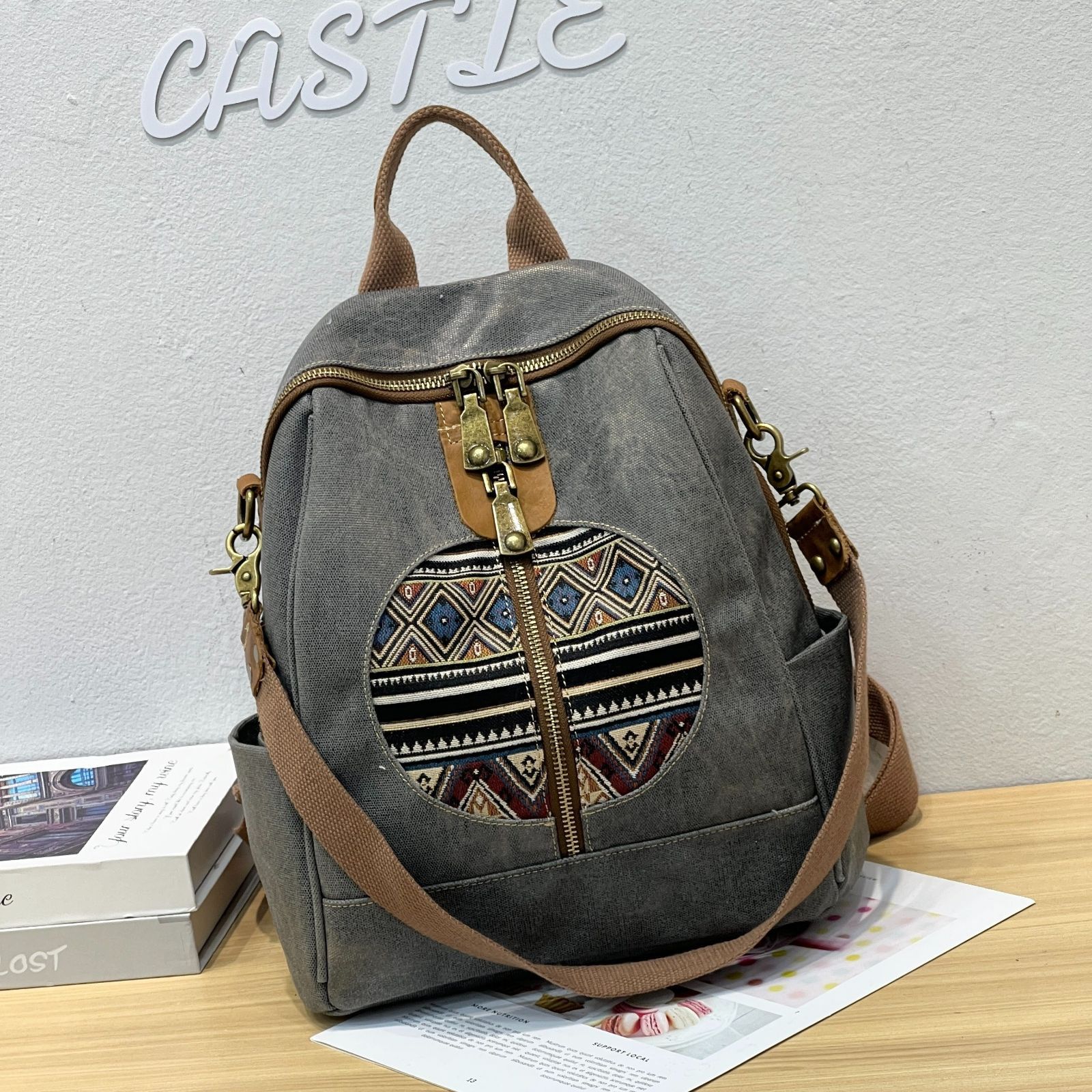 バックパック ボヘミアン エスニック ジャカード キャンバス バックパック マルチファンクショナル カジュアル デニム 刺繍 耐久性 ファスナー クマ チャーム グレーty219