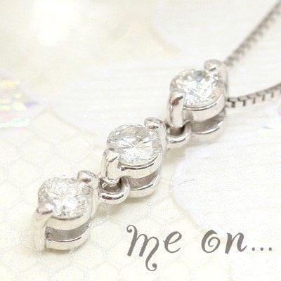 me on...合計0.2ctの高級感あふれる輝き3連ダイヤモンド18金[18K]ホワイトゴールドネックレス視線が集まる0.2ctの輝きと陰影…3連ダイヤモンドネックレス