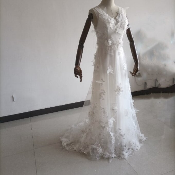 パーティードレス ホワイト 高級刺繍 くるみボタン 床付く 深Vネック 二次会 20,425円