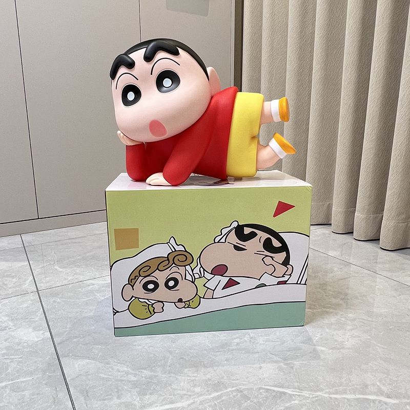 クレヨンしんちゃんは横になって寝ています野原新之助のケースには人形の手でファッションアクセサリーを作って友達にプレゼントします