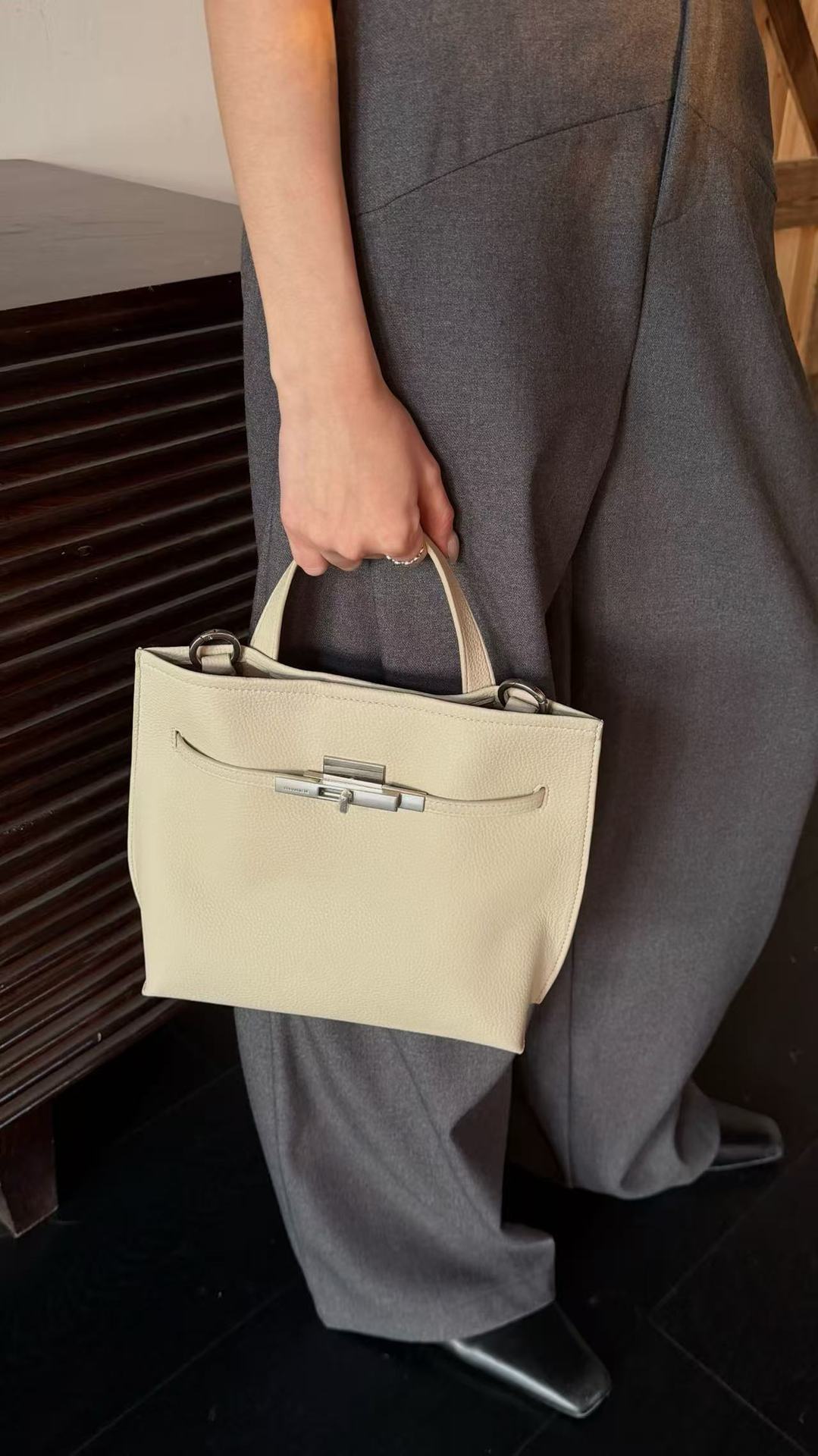 TOGO本革トートバッグ　ハンドーバッグ　お洒落な女性バッグ　トートバッグ　レディースバッグ　軽量バッグ　お洒落なカバン　韓国バッグ　ins人