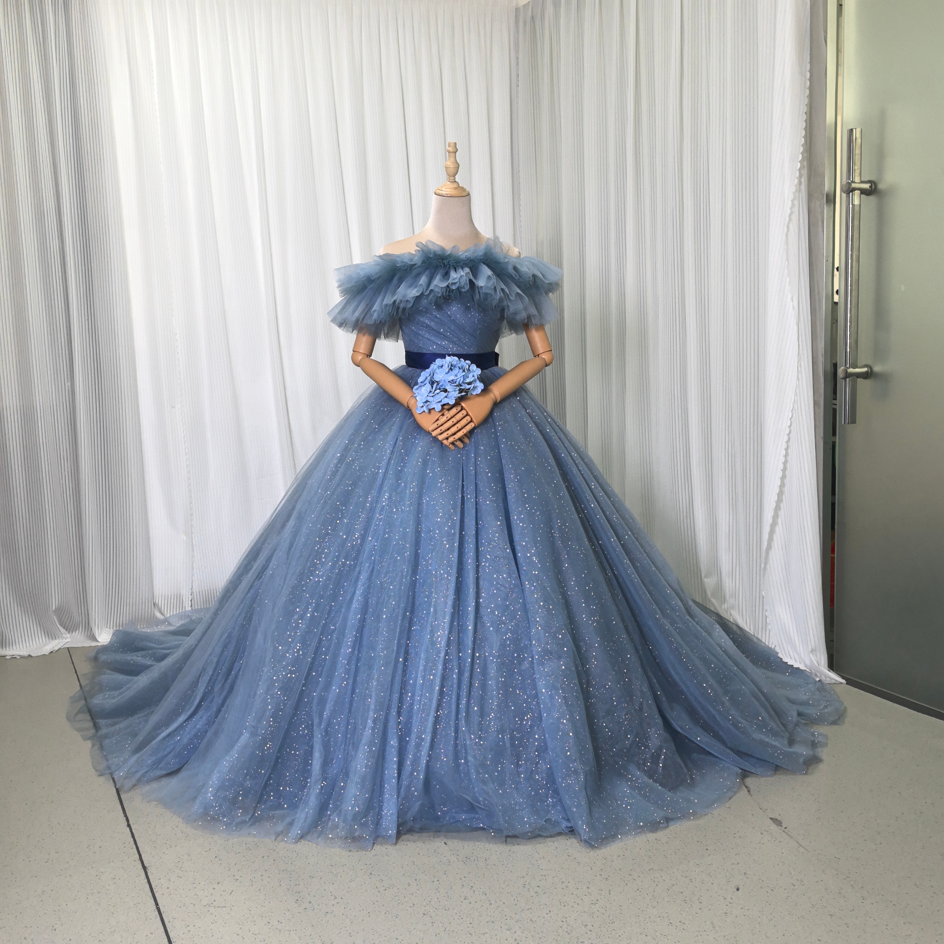 カラードレス ブルー 取り外し可能なオフショルダー 編み上げ キラキラグリッターチュール サッシュベルト ロングトレーン 結婚式