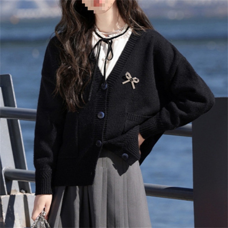 レディース トップス ニット カーディガン 羽織 前開き 普通丈 長袖 袖あり Vネック 襟なし 細身 フェミニン ポケット リブ ボタン 中厚手 ストレッチ 伸縮性 かわいい 大人可愛い きれいめ