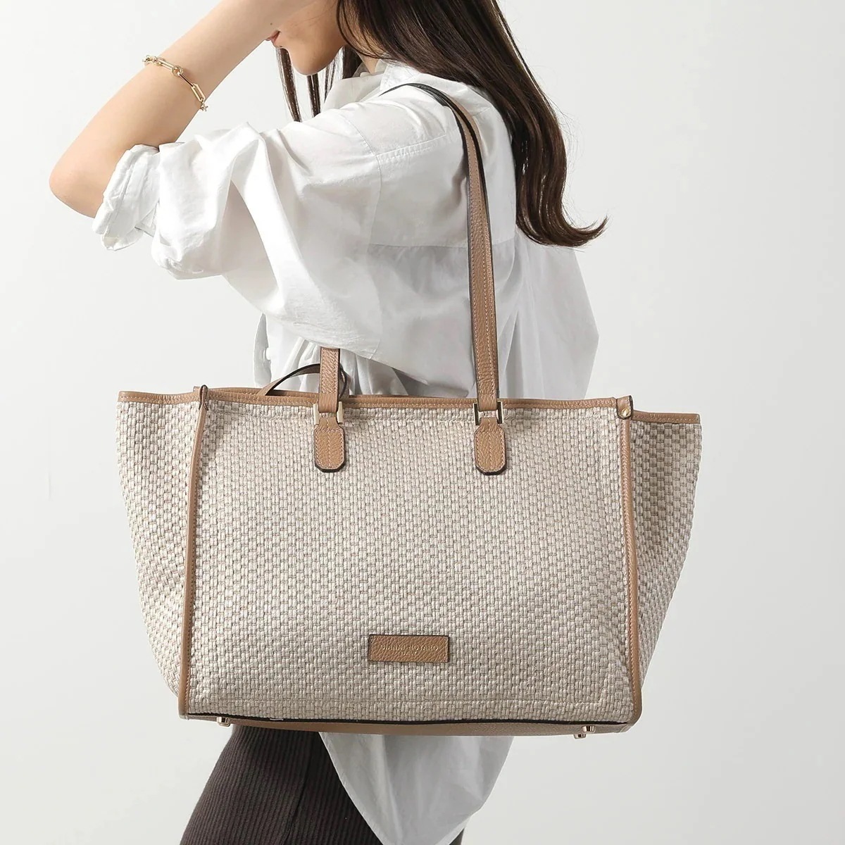 GIANNI NOTARO Carol J. ジャンニ ノターロ キャロルジェイ トートバッグ 617 レディース ラフィア調 ポーチ付き ロゴ 鞄 ベージュ