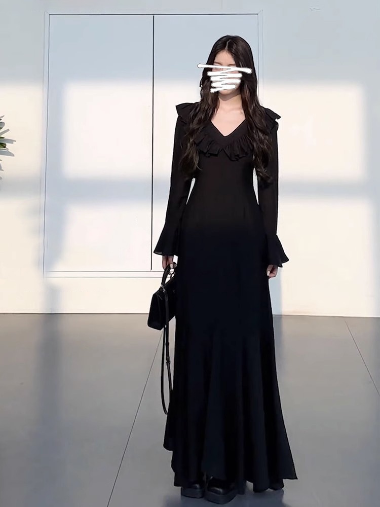 初秋の女性の2023新しいフレンチブラックヘップバーンスタイルの長袖ドレスのドレープ感サブ気質フィッシュテールロングスカート