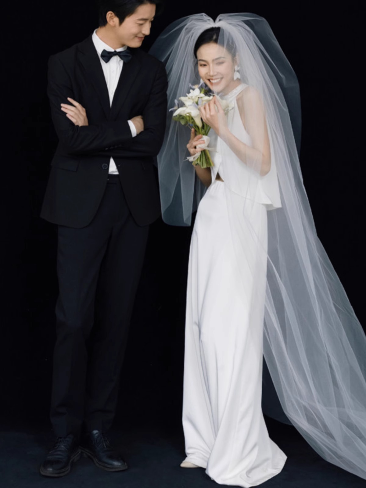 サテン首掛け軽ウエディングドレス受領証登録旅団撮影シンプル高級感白やせ花嫁迎賓のお出かけ紗冬