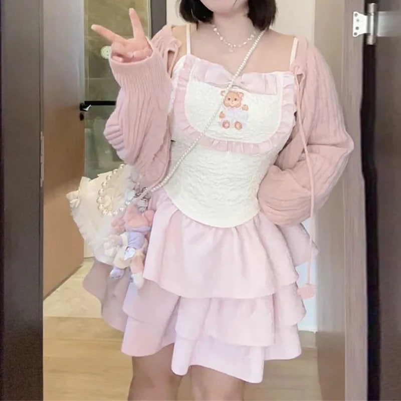 長袖カーディガン蝶ネクタイベストティアードスカートがセットになった春秋にぴったりの若々しくスタイリッシュなレディース3点セットです