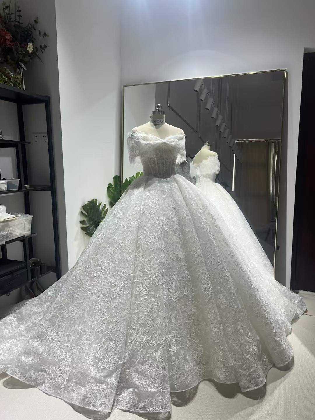 ウエディングドレス ホワイト 総レース ビスチェタイプ 取り外しオフショルダー　結婚式 華やかなトレーン