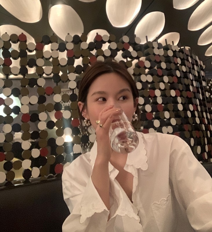 は着ても飽きない立体刺繍レース白シャツ女性春夏長袖トップスとショートパンツスーツ