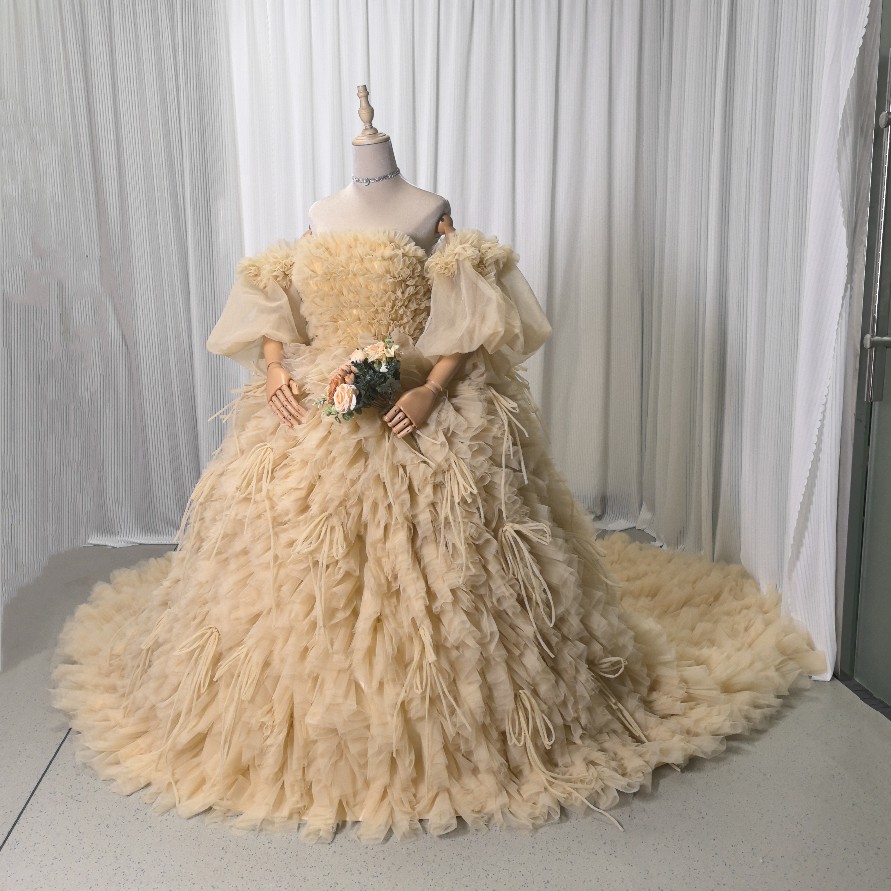 カラードレス イエロー パフスリーブ プリンセスライン ブライダル スリット リボン 華やかなトレーン フレアスカート